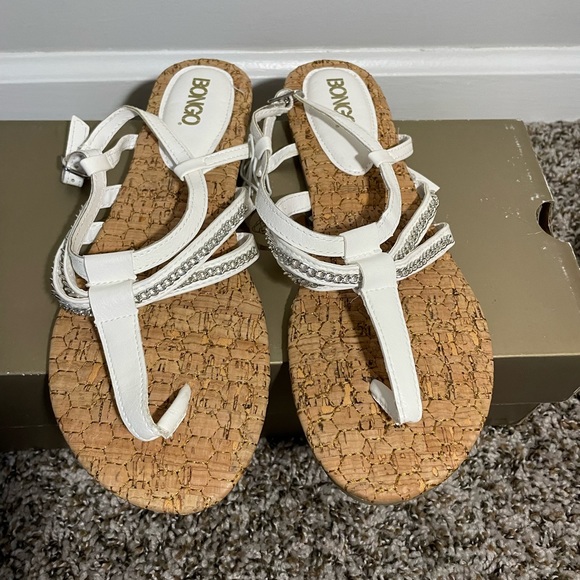 BONGO Shoes - New Bongo White Flip Flops with Silver Chain. Size 8.
